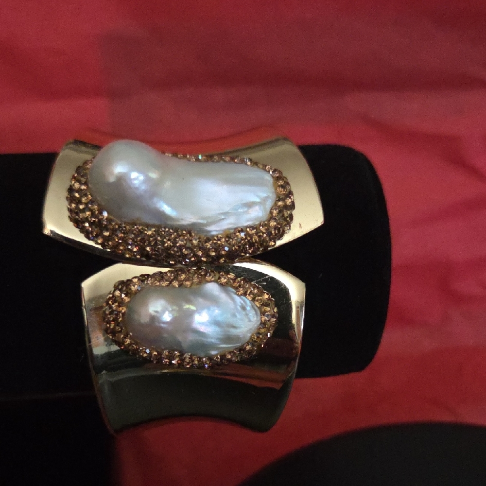 Elegant Gold and Pearl Women's Bracelet
